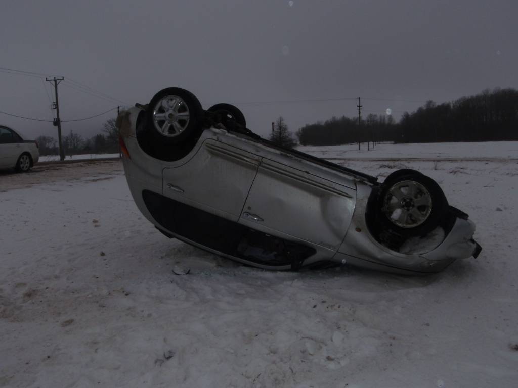 Durbes novadā apgāžas "Chrysler"