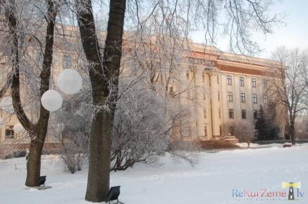 Valdība vienojas samazināt budžeta vietas augstskolās