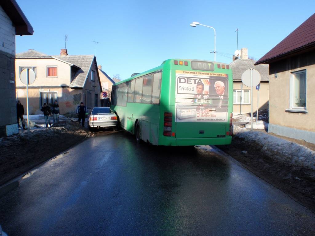 Izraisa sadursmi ar pasažieru autobusu