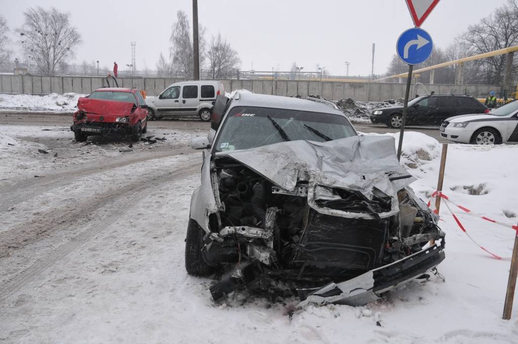 FOTO: Ceļu satiksmes negadījumā Liepājā bojātas sešas automašīnas 