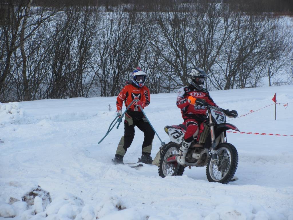 Lejaskurzemes skijoringisti cīnās par godalgām Latvijas čempionāta posmos