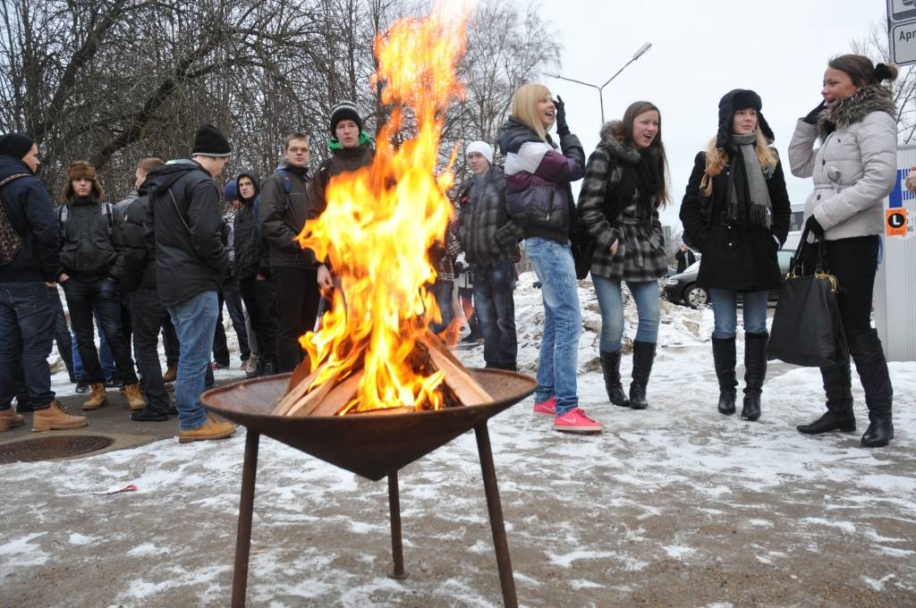 FOTO: Liepājā iekur Barikāžu piemiņas ugunskurus