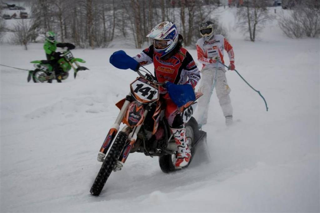 Skijoringisti startē smagos apstākļos Lēdmanē