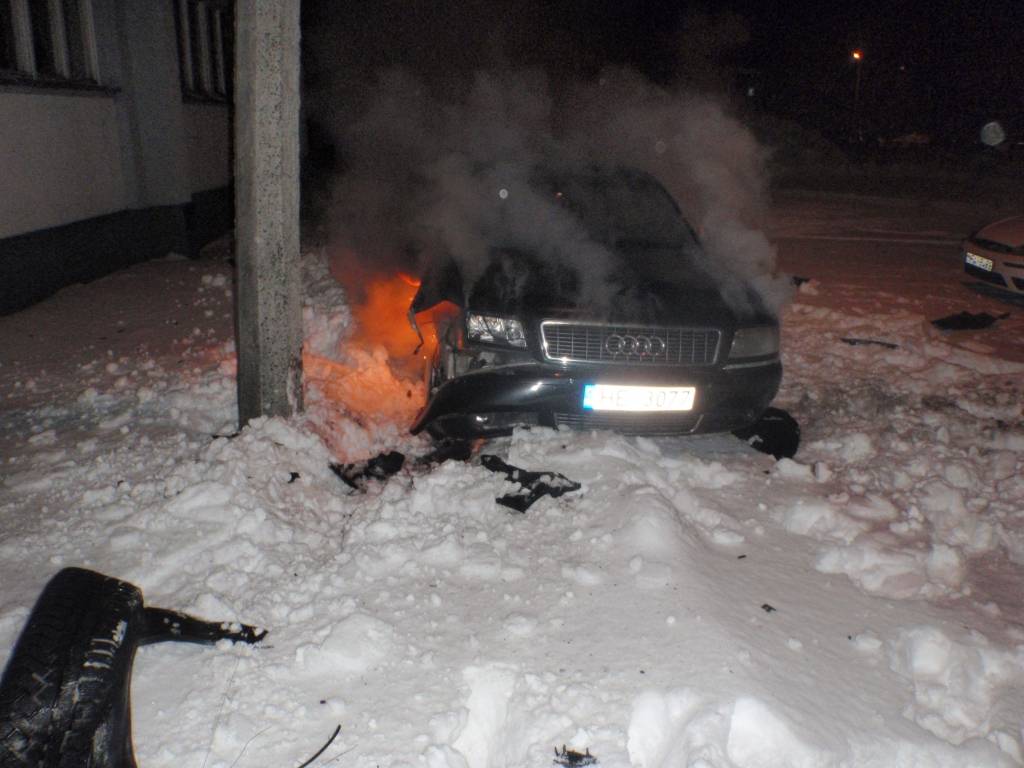 FOTO: Autovadītājs visticamāk reibumā iebrauc laternas stabā, auto aizdegas