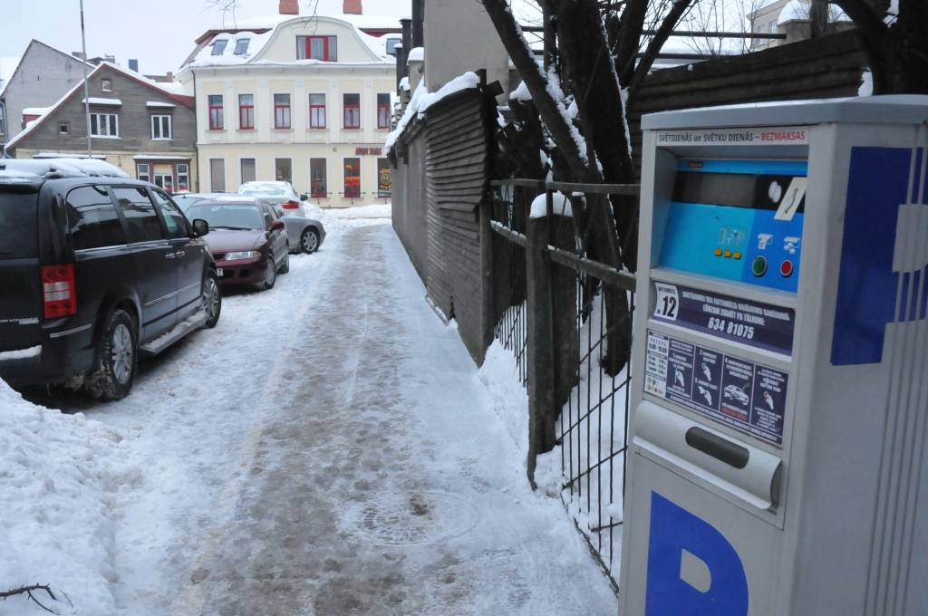 Liepājā maksas autostāvvietās varēs norēķināties ar īsziņām 