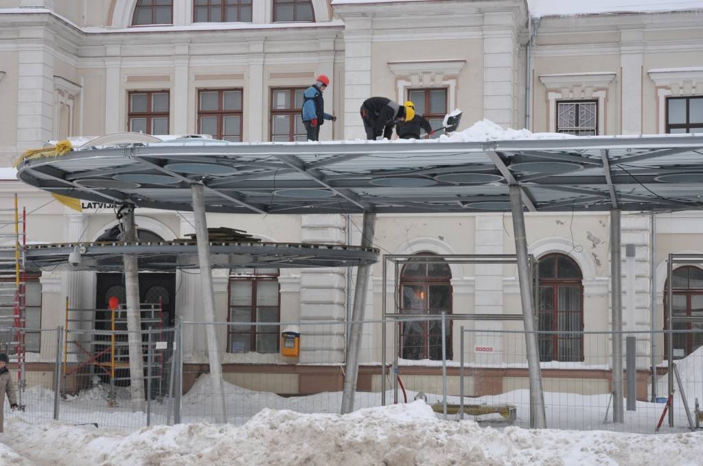 Stacijas laukumā būvdarbi turpinās