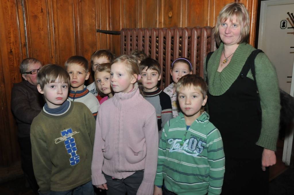 FOTO: Nīcenieki Liepājā iepazīst Ziemassvētku tradīcijas