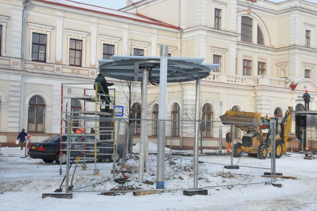 FOTO: Stacijas laukumā līdz gada beigām sola darbu pabeigt