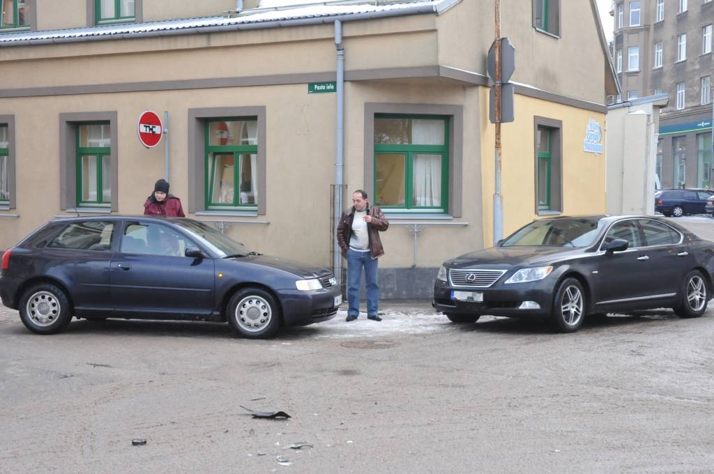 “Lexus” un “Audi” sadursme Liepājas centrā 