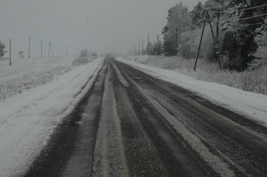 Uz Rīgas-Liepājas šosejas divu auto sadursmē cietuši abi to vadītāji un vēl trīs cilvēki