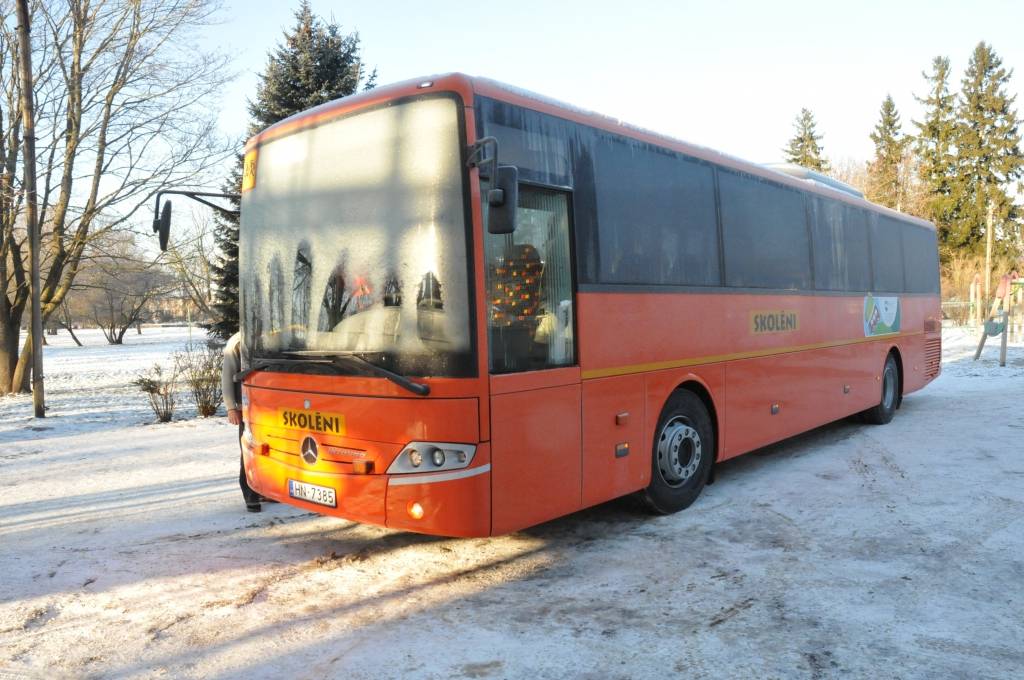 FOTO: Nīcā sāk izmantot jauno skolēnu autobusu