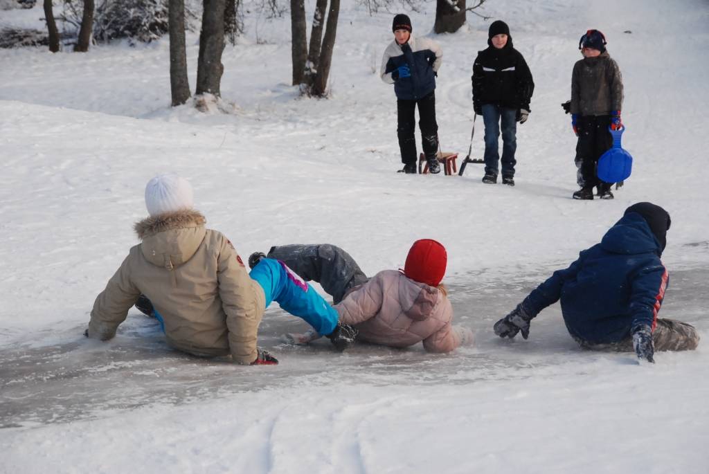 Aizputē ziemas prieki bērnu "paslidina" zem automašīnas