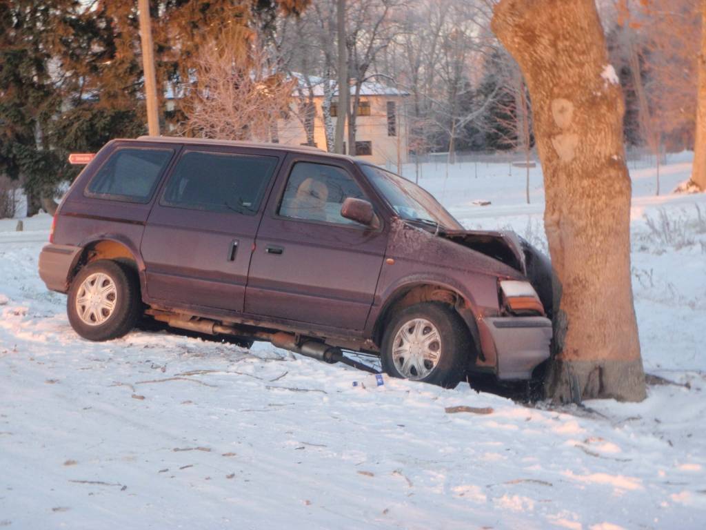 Nenovalda auto un iebrauc kokā; ir cietušie