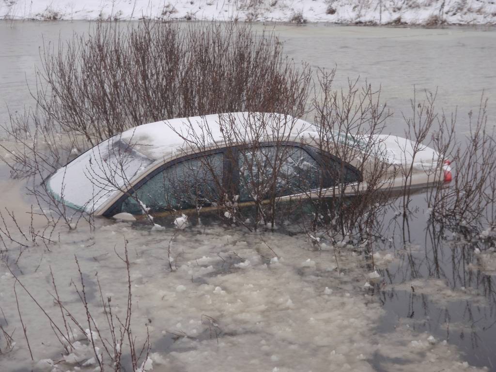 Foto: ceļu satiksmes negadījumā piektdien, kad auto iebrauca applūdušā pļavā, vainojamas riepas