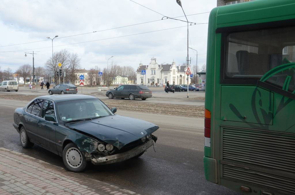 FOTO: BMW saskrienas ar autobusu