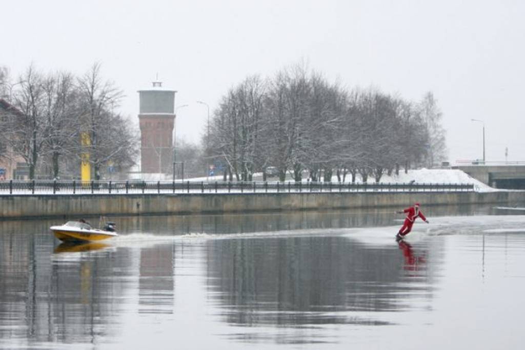 Dans Leščs ar veikbordu riņķo pa Liepājas kanālu