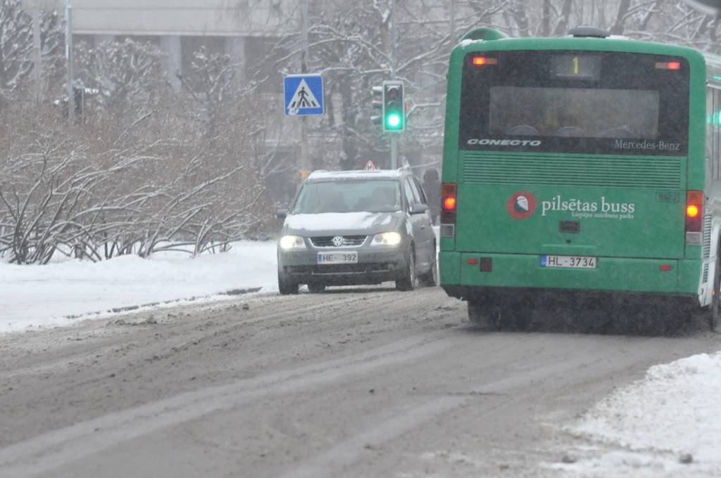 Avāriju skaits Latvijā aizvadītajā diennaktī pieaug; Liepājā nopietnu negadījumu nav