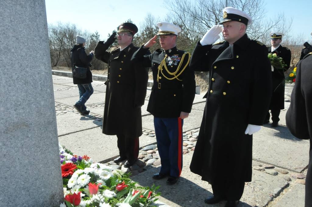 FOTO: Godina kritušos amerikāņu pilotus
