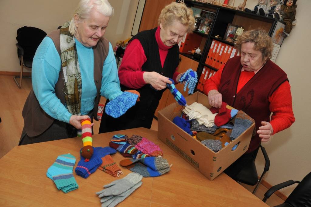 Pensionāri negaida Ziemassvētkus un apdāvina Liepājas bērnu namu