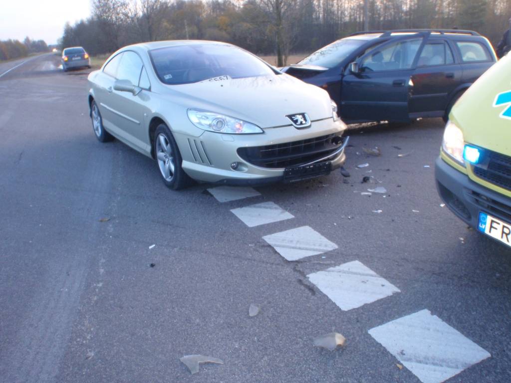 FOTO: Divu auto sadursme autoceļu Ventspils-Grobiņa un Liepāja-Tāši krustojumā