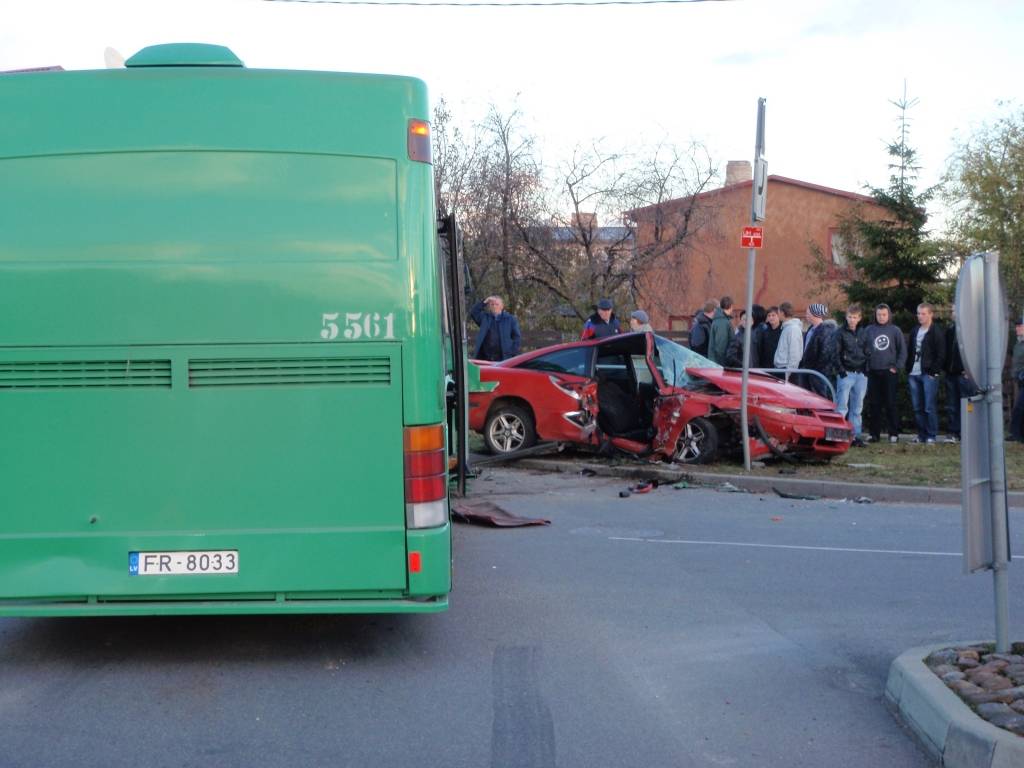 FOTO: "Opel Calibra" nedod ceļu autobusam