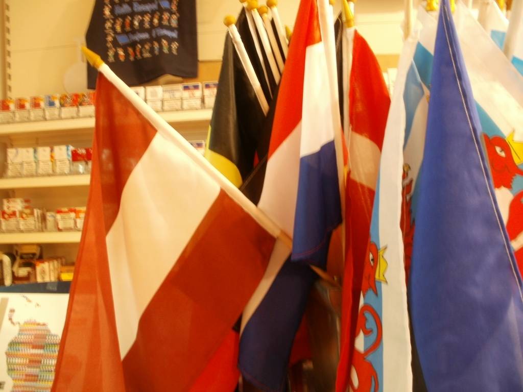 Eiropas Reģionu komitejas ēkā Briselē tirgo maldinošu Latvijas karogu