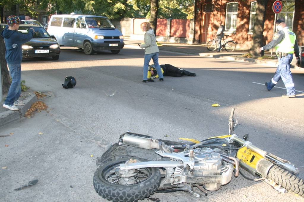 Vakardienas avārijas iemesls – auto nedeva ceļu motociklam