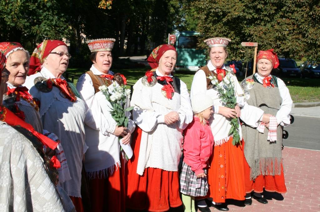 Nīcas novada pašdarbniecēm būs jauni tautastērpi