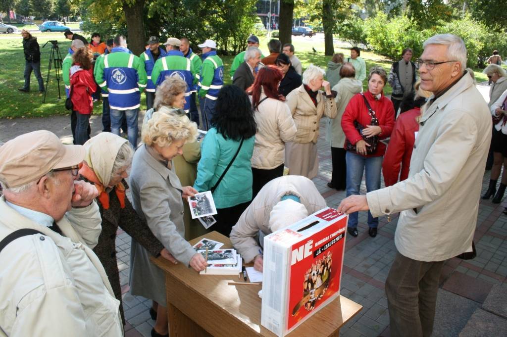 Arodbiedrību protesta mītiņu noslēdz, palaižot gaisā baltus balonus