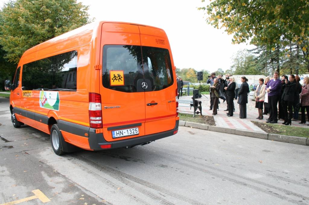 Grobiņas novadā ieripo pirmais šveiciešu dāvātais skolēnu autobuss 