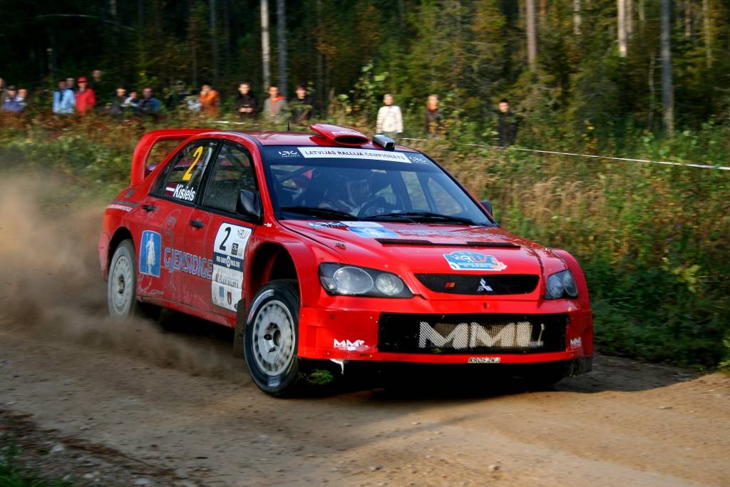 FOTO: Rallijs "Latvija 2010" slavenajā "priedes" līkumā Īvandē