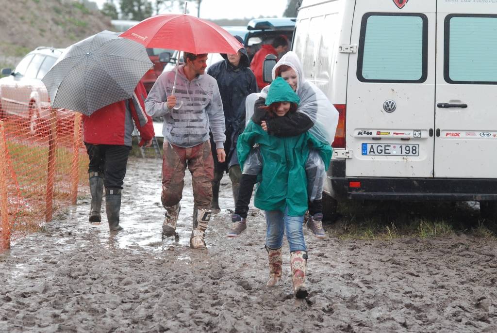 Superkauss strieg aizvien lielākos dubļos