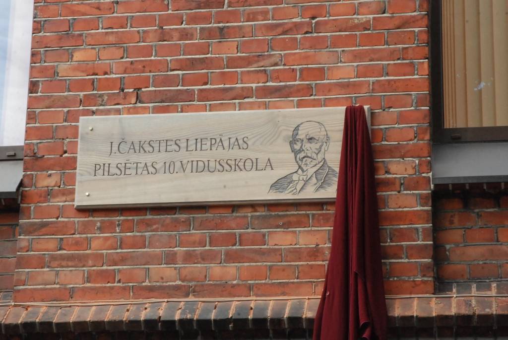 Latvijas pirmā prezidenta Jāņa Čakstes dzimšanas dienā pie skolas atklāj jaunu plāksni