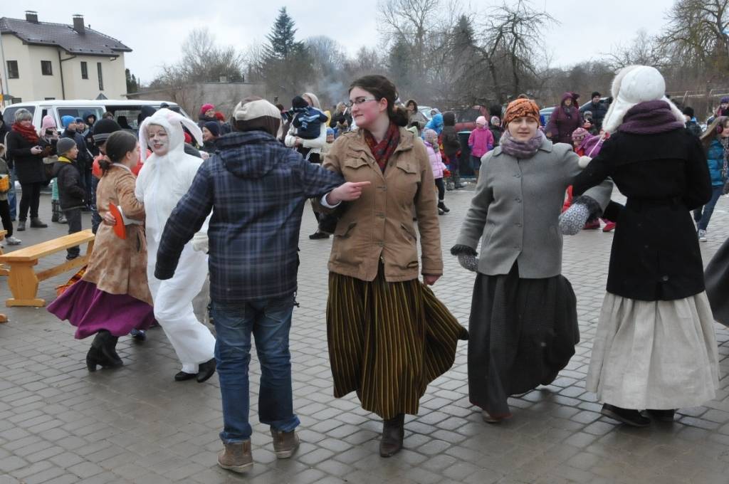 FOTO: Satiekas "Zaķu skolā"