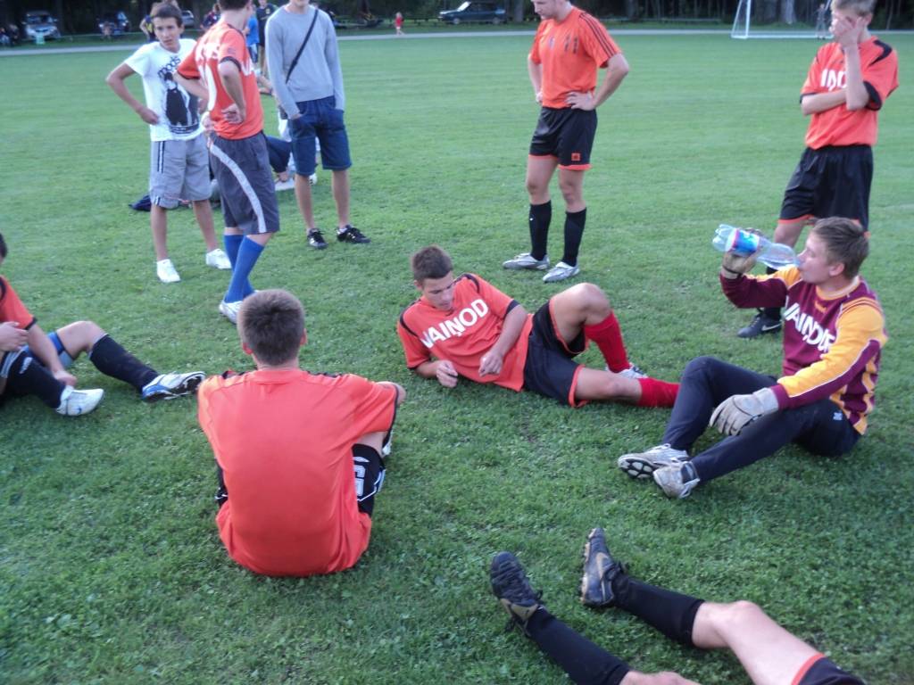 FOTO: Vaiņodes futbolisti uzvar Embūti