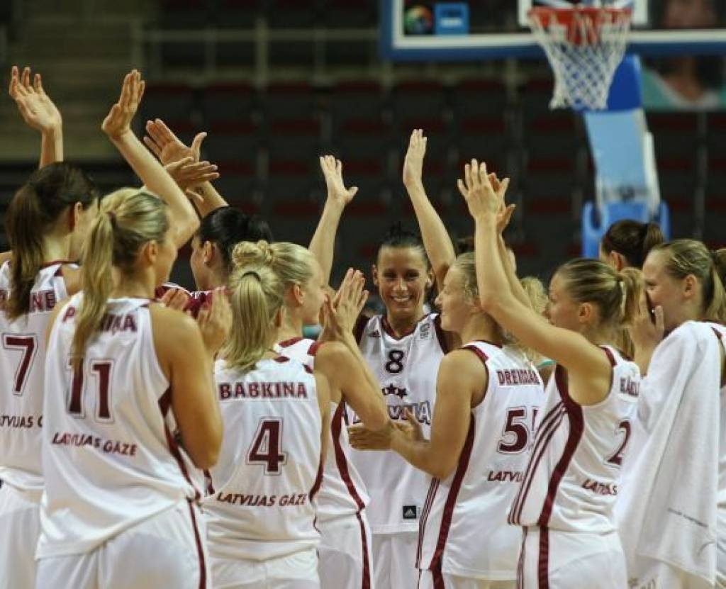 Latvijas basketbolistes uzvar Serbiju un iekļūst Eiropas čempionāta finālturnīrā