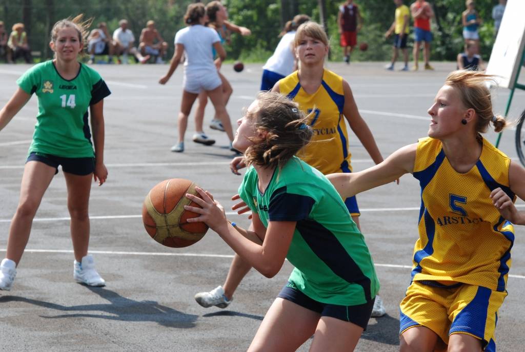 Pārrobežu projekta laikā noskaidro uzvarētājus ielu basketbolā