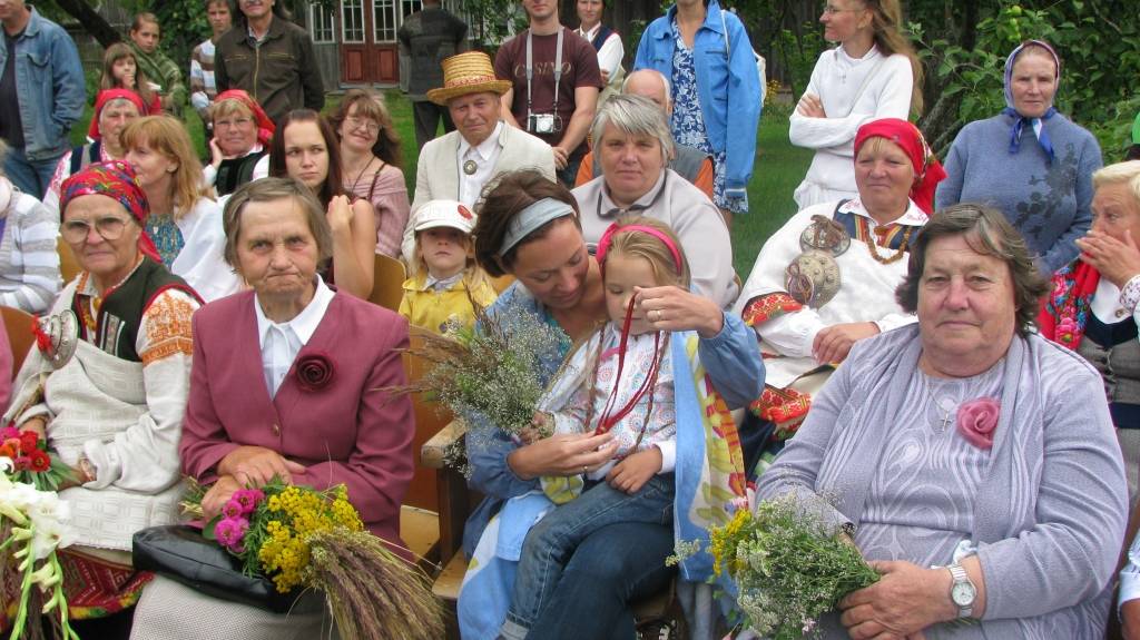 Sventājnieki ved mājās Rucavas dziesmas