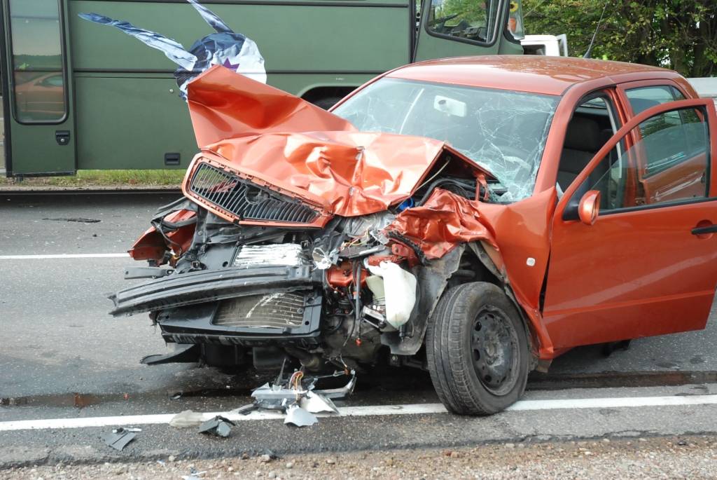 “Škodas” un autobusa sadursmē trīs cietušie, līdzīgā negadījumā cieš “VW”vadītāja