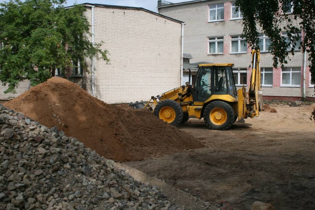 Vaiņodes vidusskolā sakārto pagalmu un katlumāju