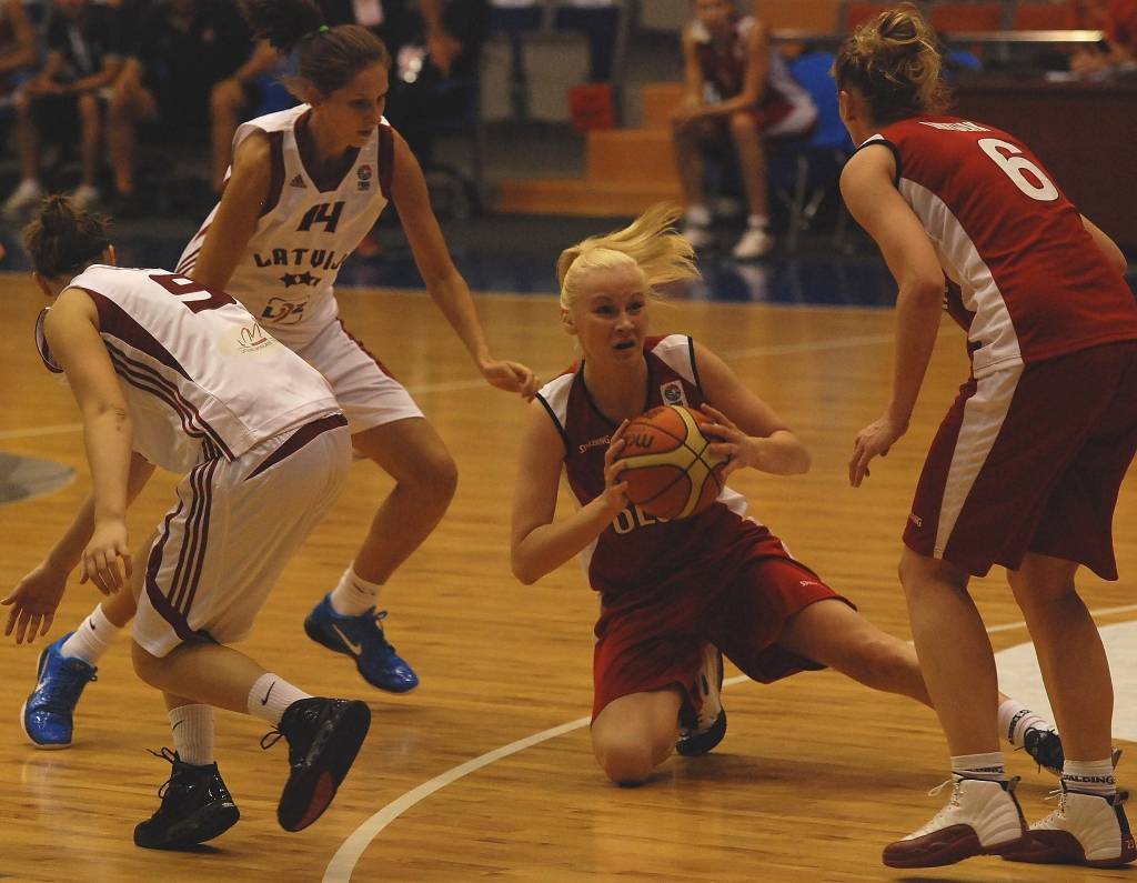 Latvijas izlases meitenes pārliecinoši uzvar Polijas valstsvienību