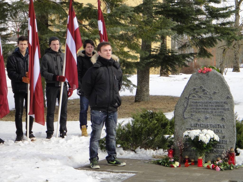 FOTO: Vaiņodē piemin uz Sibīriju izsūtītos