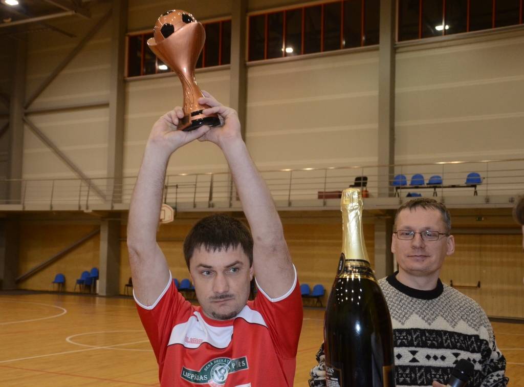 FOTO: Apbalvo Liepājas amatieru telpu futbola čempionāta uzvarētājus