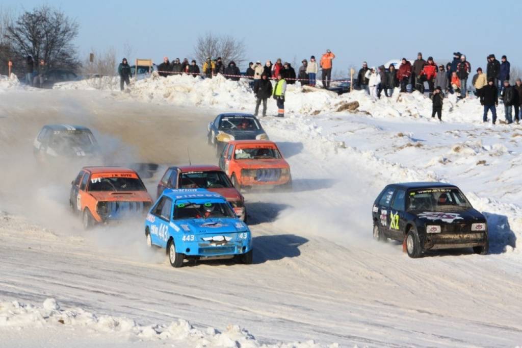 Vecpilnieku folkreisistu saimei klāt nāk divi autokrosisti