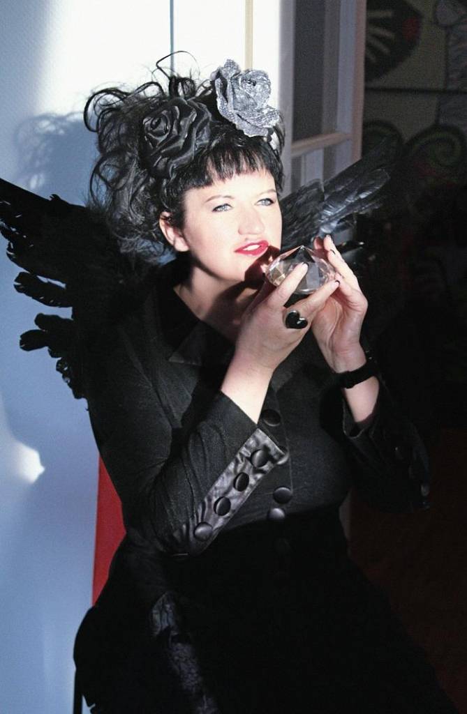 Elitas Patmalnieces darbus izsolīs, lai vāktu naudu Jāņa Groduma pieminekļa izveidei