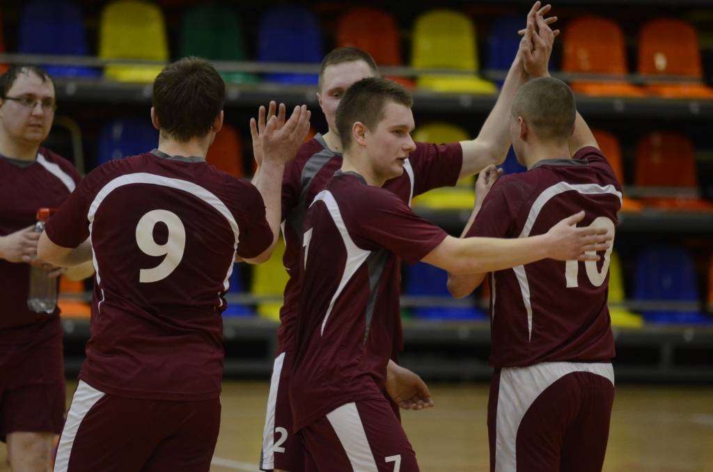 FOTO: "Liepājas papīrs" un "Varavīksne" spēlē neizšķirti; "Medze" iekļūst A divīzijā