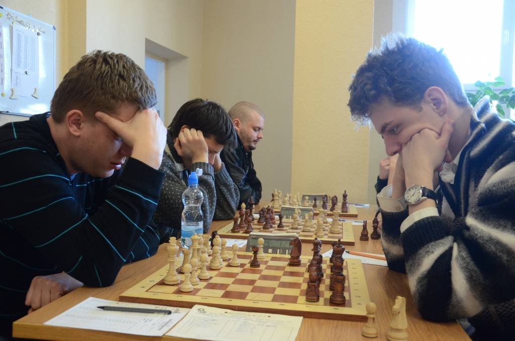 FOTO: "Liepājas" šahisti Latvijas augstākās līgas posmā sarūgtina galvenos favorītus
