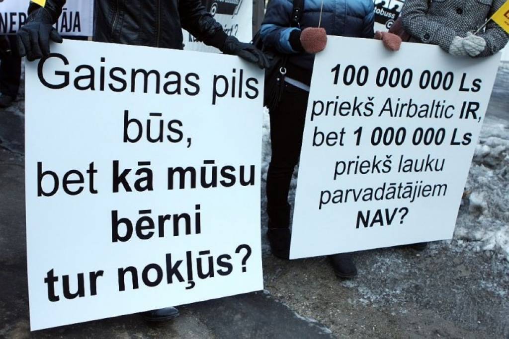 Reģionālo pasažieru pārvadātāju atbalstam pulcējas ap 200 protestētāju; jau aprīlī var samazināt pārvadājumu apjomus