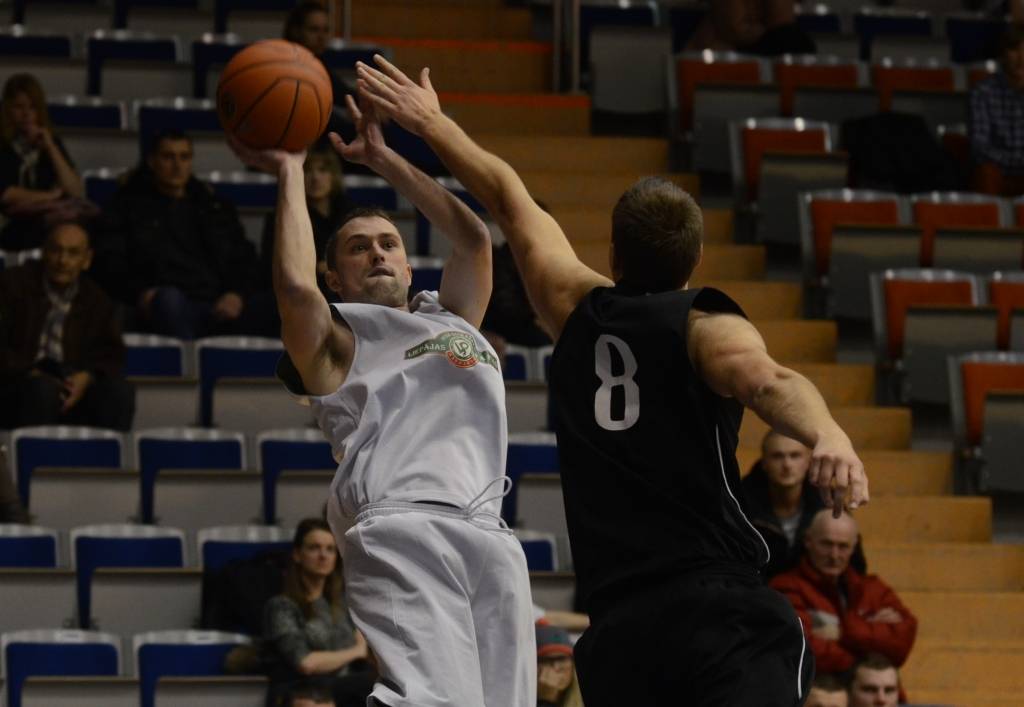 FOTO: "Liepājas papīrs" uzvar "Red Sun Buffet" pirmajā pusfināla spēlē