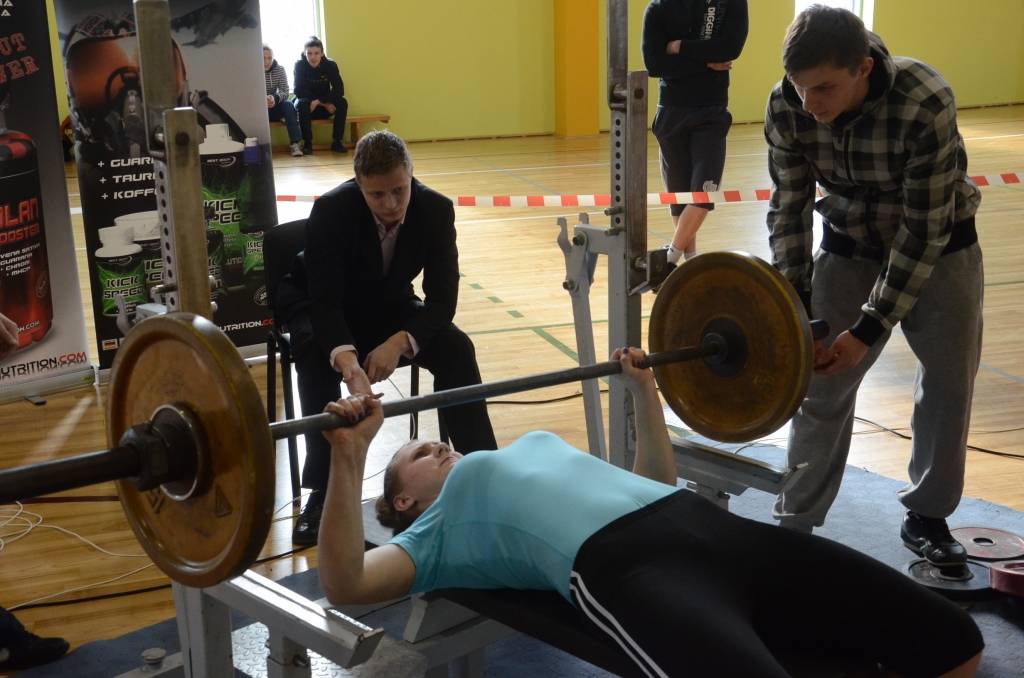 FOTO: Aizputes novada čempionāts svara stieņa spiešanā guļus